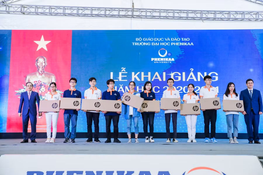 Tại lễ khai giảng, Trường ĐH Phenikaa đã trao học bổng tuyển sinh các mức khác nhau cho 151 sinh viên và tặng laptop cho 156 sinh viên trúng tuyển.