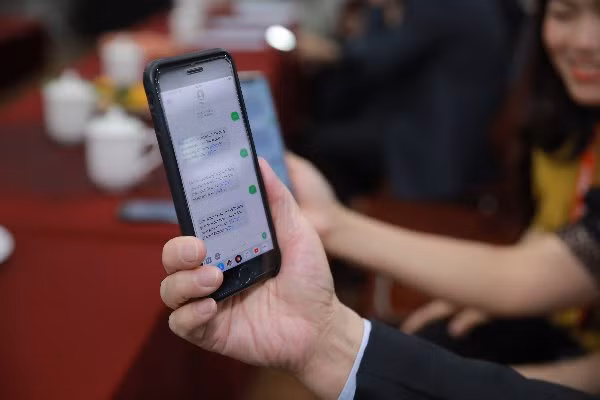 Khách mời, cán bộ, giáo viên, học sinh Trường THPT Marie Curie Hà Nội nhắn tin ủng hộ miền Trung đang thiệt hại nặng nề vì mưa lũ.