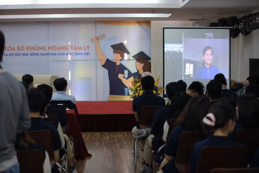 Tiến sĩ Nguyễn Hồng Phong ngày 24/10/2020 đã trực tuyến từ Melbourne (Úc) trò chuyện với học sinh về bí quyết giành học bổng.