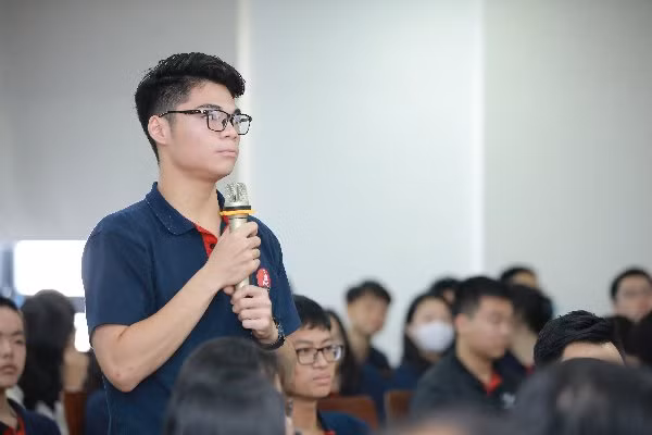 Học sinh chia sẻ những băn khoăn cần giải đáp tới chuyên gia tâm lý.