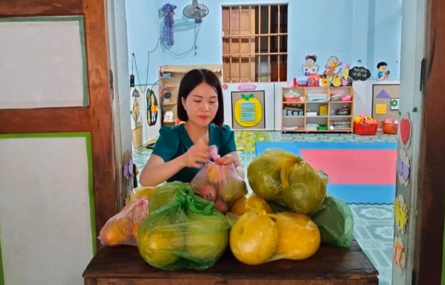 Các cô giáo Trường Mầm non Yên Na, huyện Tương Dương, Nghệ An chuẩn bị tổ chức trung thu cho trẻ.