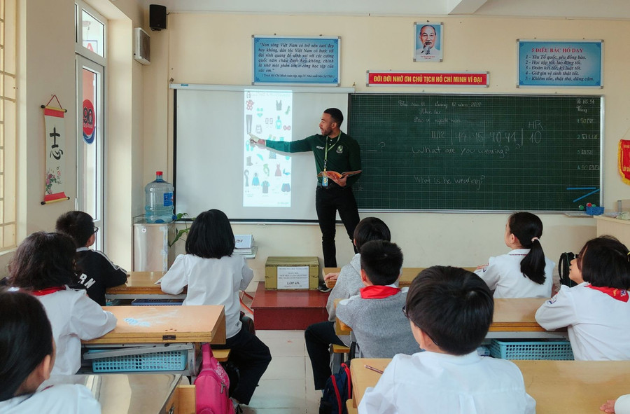 Giờ học Tiếng Anh với người nước ngoài của học sinh Hà Nội. Ảnh: INT Giờ học Tiếng Anh với người nước ngoài của học sinh Hà Nội. Ảnh: INT
