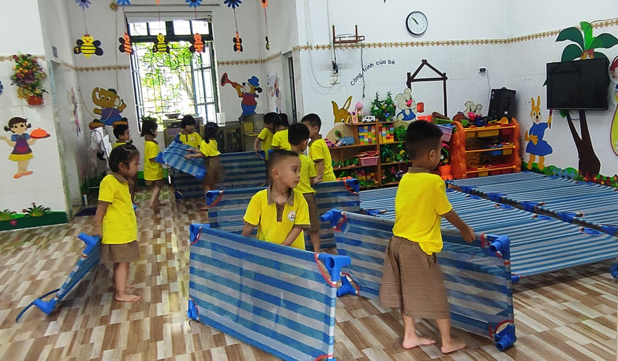 Sau giờ ăn trưa, trẻ ở Trường Mầm non Trường Thi B (TP Thanh Hóa) tự sắp xếp giường ngủ. Sau giờ ăn trưa, trẻ ở Trường Mầm non Trường Thi B (TP Thanh Hóa) tự sắp xếp giường ngủ.