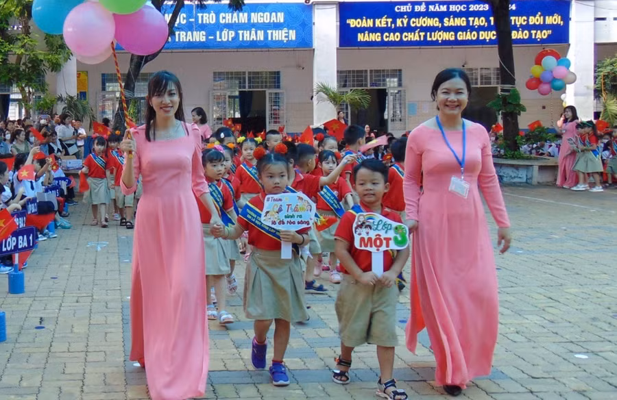 Cô trò Trường Tiểu học Lê Văn Việt (TP Thủ Đức, TPHCM). Ảnh: Hồ Phúc