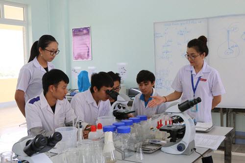 Sinh viên Khoa Nông nghiệp và Phát triển nông thôn Trường ĐH Kiên Giang trong giờ thí nghiệm. Ảnh: ĐHKG