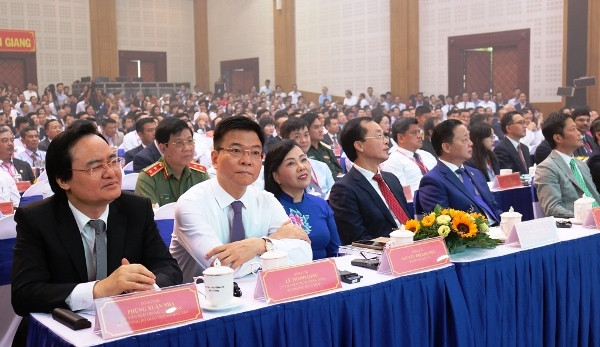 Bộ trưởng GD&ĐT Phùng Xuân Nhạ tại hội nghị.