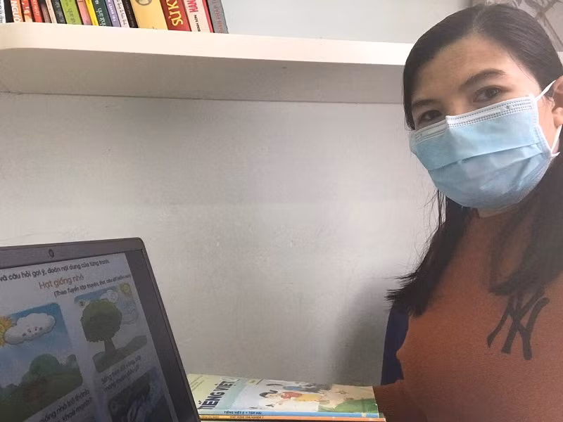 Cô Nguyễn Thị Ngọc Hà, Trường Tiểu học Phan Đình Giót (Thanh Xuân, Hà Nội) vẫn dạy học trực tuyến dù đang điều trị bệnh. Ảnh: NVCC
