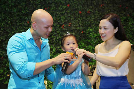 Vợ chồng Phan Đinh Tùng thắm thiết hát tặng sinh nhật con gái - Ảnh 4 Vo chong Phan Dinh Tung tham thiet hat tang sinh nhat con gai - Anh 4