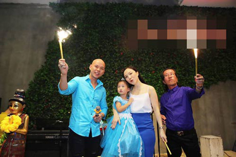 Vợ chồng Phan Đinh Tùng thắm thiết hát tặng sinh nhật con gái - Ảnh 10 Vo chong Phan Dinh Tung tham thiet hat tang sinh nhat con gai - Anh 10
