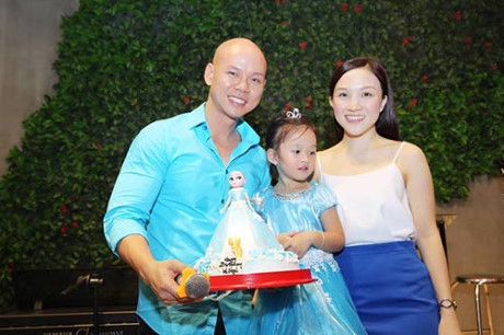 Vợ chồng Phan Đinh Tùng thắm thiết hát tặng sinh nhật con gái - Ảnh 1 Vo chong Phan Dinh Tung tham thiet hat tang sinh nhat con gai - Anh 1