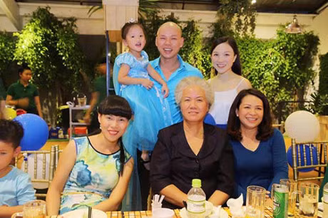 Vo chong Phan Dinh Tung tham thiet hat tang sinh nhat con gai - Anh 9