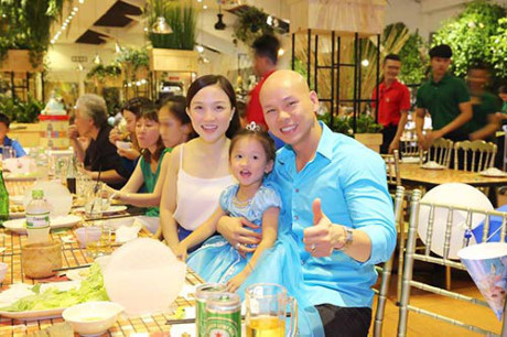 Vợ chồng Phan Đinh Tùng thắm thiết hát tặng sinh nhật con gái - Ảnh 8 Vo chong Phan Dinh Tung tham thiet hat tang sinh nhat con gai - Anh 8