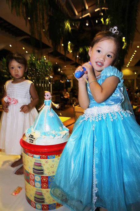 Vợ chồng Phan Đinh Tùng thắm thiết hát tặng sinh nhật con gái - Ảnh 7 Vo chong Phan Dinh Tung tham thiet hat tang sinh nhat con gai - Anh 7