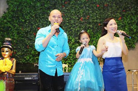 Vợ chồng Phan Đinh Tùng thắm thiết hát tặng sinh nhật con gái - Ảnh 3 Vo chong Phan Dinh Tung tham thiet hat tang sinh nhat con gai - Anh 3
