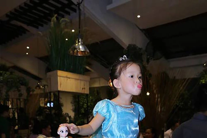 Vợ chồng Phan Đinh Tùng thắm thiết hát tặng sinh nhật con gái