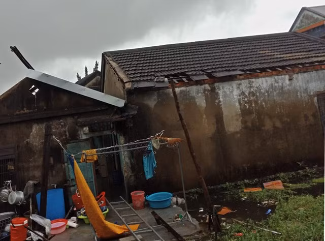 Nhiều căn nhà bị hư hại do mưa bão.