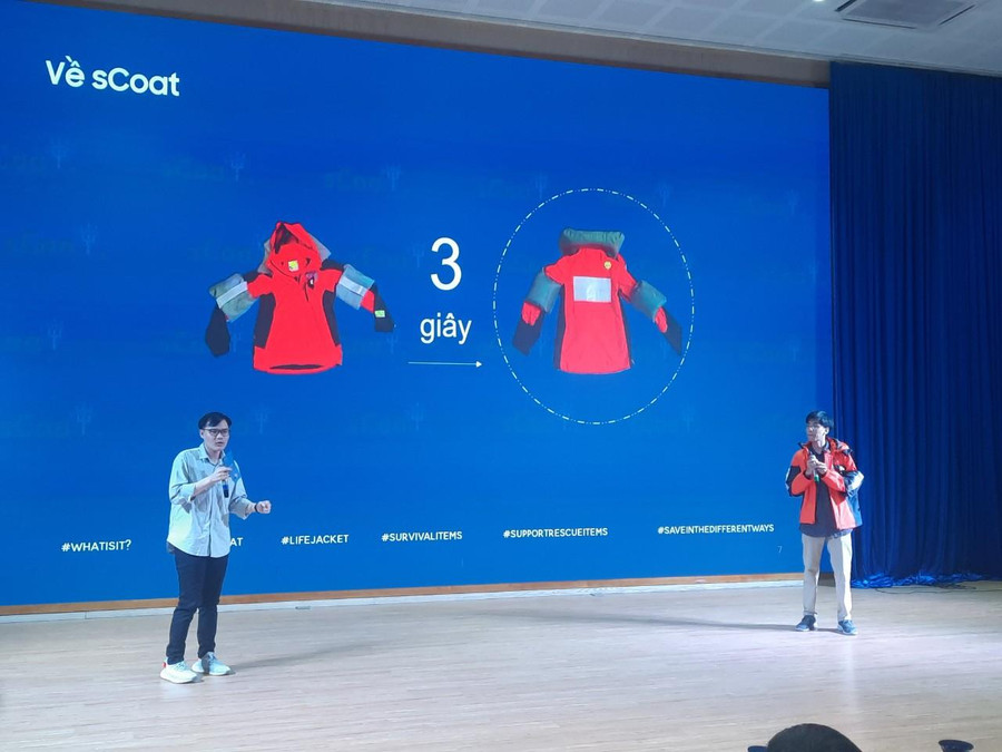 Sinh viên Trường ĐH Bách khoa, ĐH Đà Nẵng trình diễn sản phẩm từ Dự án kỹ thuật phục vụ cộng động EPICS tại buổi Hội thảo khởi động Chương trình 21CS. Sinh viên Trường ĐH Bách khoa, ĐH Đà Nẵng trình diễn sản phẩm từ Dự án kỹ thuật phục vụ cộng động EPICS tại buổi Hội thảo khởi động Chương trình 21CS.