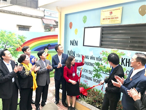 Mô hình “Nhà vệ sinh thân thiện” - một trong những mô hình sáng tạo tiêu biểu của Tuổi trẻ Thủ đô trong năm 2019 . Mô hình “Nhà vệ sinh thân thiện” - một trong những mô hình sáng tạo tiêu biểu của Tuổi trẻ Thủ đô trong năm 2019 .