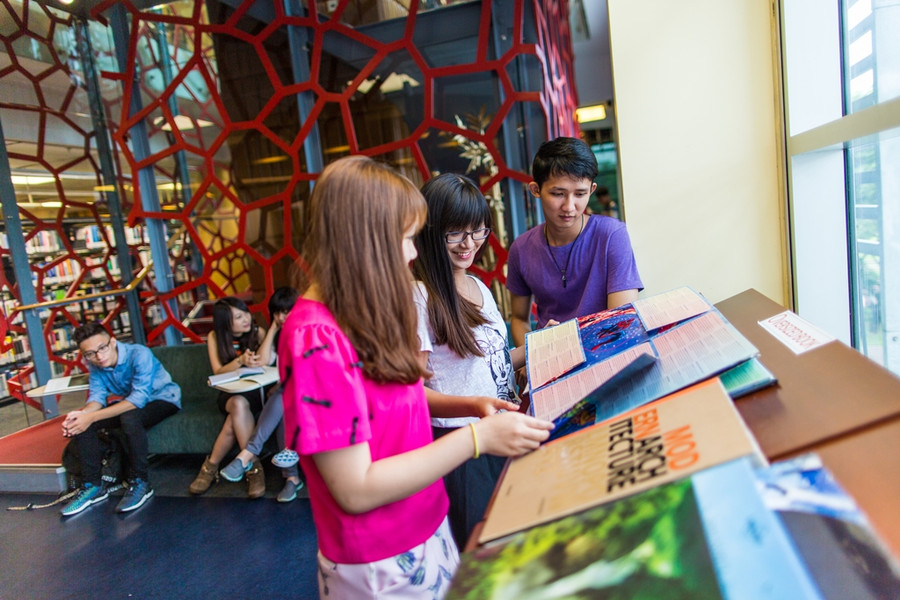 Sinh viên Trường ĐH RMIT đọc sách tại thư viện trường Sinh viên Trường ĐH RMIT đọc sách tại thư viện trường