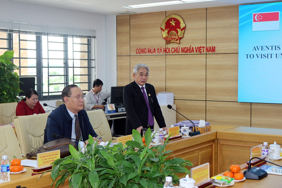 PGS.TS Lương Minh Cừ - Bí thư Đảng ủy, Hiệu trưởng Trường ĐH Cửu Long phát biểu tại buổi làm việc. PGS.TS Lương Minh Cừ - Bí thư Đảng ủy, Hiệu trưởng Trường ĐH Cửu Long phát biểu tại buổi làm việc.