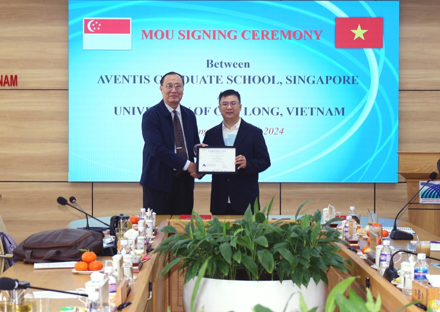 Ông Samuel Teo - Tổng Giám đốc Trường Aventis Graduate School trao chứng nhận thành viên cho Trường ĐH Cửu Long. Ông Samuel Teo - Tổng Giám đốc Trường Aventis Graduate School trao chứng nhận thành viên cho Trường ĐH Cửu Long.