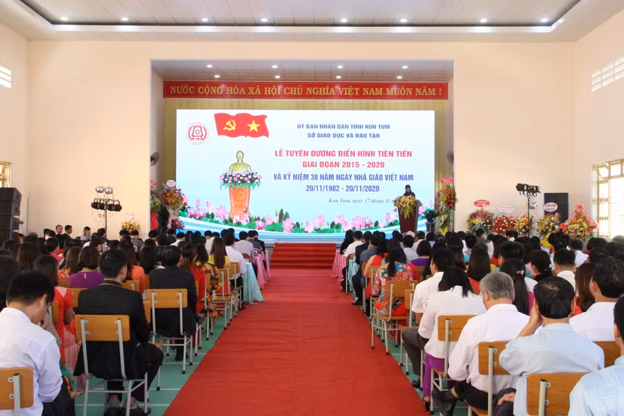 Kon Tum tổ chức lễ tuyên dương điển hình tiên tiến giai đoạn 2015-2020 và Kỷ niệm 38 năm ngày Nhà giáo Việt Nam.