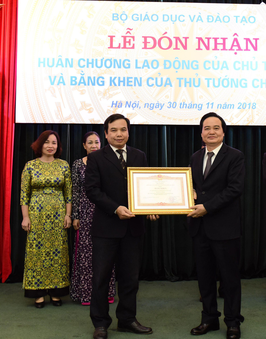 Bộ trưởng Phùng Xuân Nhạ thừa ủy quyền trao tặng Bằng khen của Thủ tướng Chính phủ cho Cục Nhà giáo và Cán bộ quản lý giáo dục