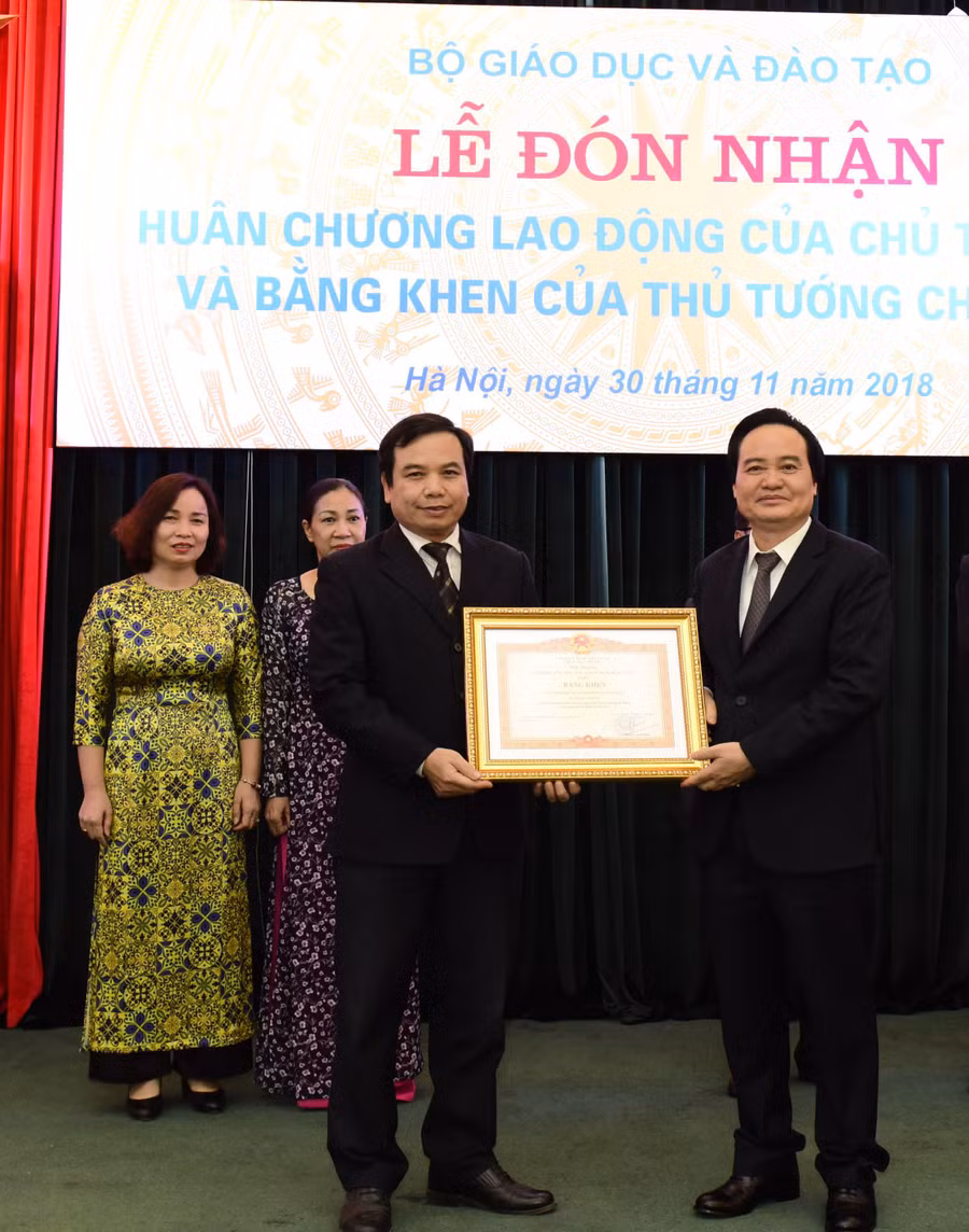 Bộ trưởng Phùng Xuân Nhạ thừa ủy quyền trao tặng Bằng khen của Thủ tướng Chính phủ cho Cục Nhà giáo và Cán bộ quản lý giáo dục