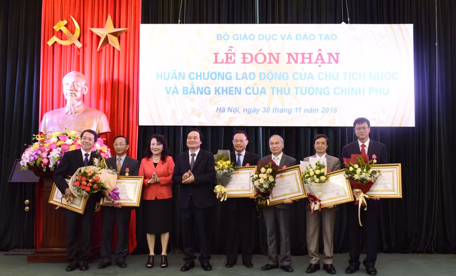 Bộ trưởng Bộ GD&ĐT Phùng Xuân Nhạ đã thừa ủy quyền, trao tặng Huân chương, Bằng khen cho các tập thể, cá nhân.