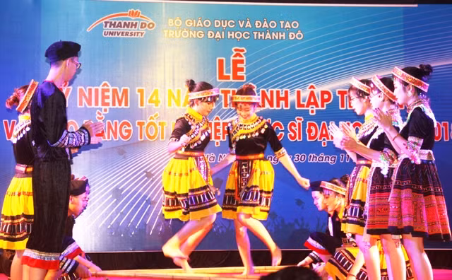 Một tiết mục của sinh viên Trường ĐH Thành Đô chào mừng kỷ niệm 14 năm thành lập trường