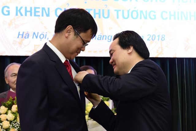 Thứ trưởng Bộ GD&ĐT Lê Hải An nhận Huân chương Lao động từ Bộ trưởng Phùng Xuân Nhạ