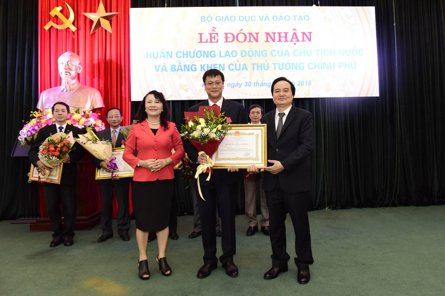 Thứ trưởng Bộ GD&ĐT Lê Hải An nhận Huân chương Lao động và hoa chúc mừng từ Bộ trưởng Phùng Xuân Nhạ và Thứ trưởng Nguyễn Thị Nghĩa