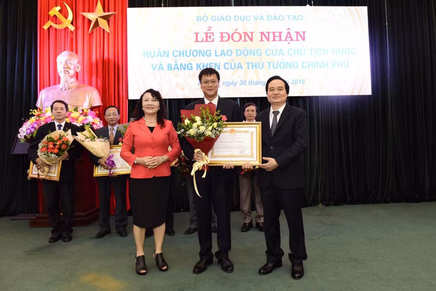 Thứ trưởng Bộ GD&ĐT Lê Hải An nhận Huân chương Lao động và hoa chúc mừng từ Bộ trưởng Phùng Xuân Nhạ và Thứ trưởng Nguyễn Thị Nghĩa