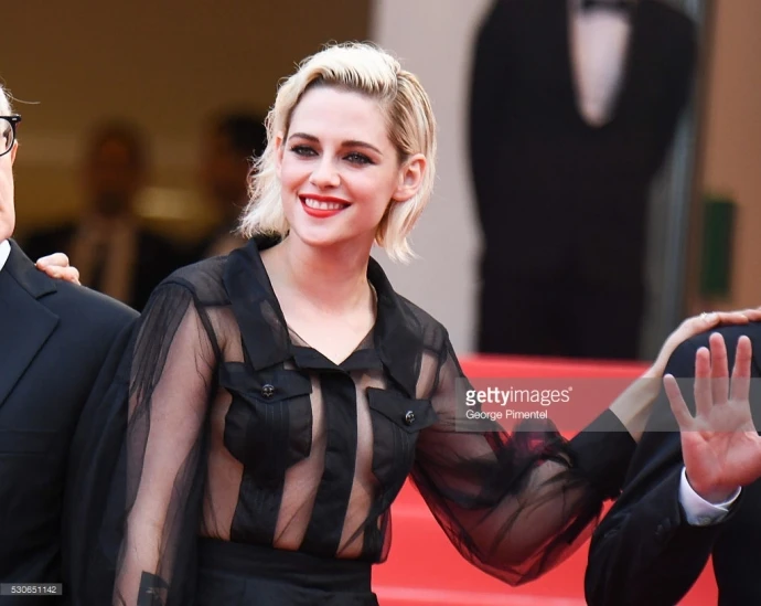 Kristen Stewart "bỏ quên nội y" trên thảm đỏ Cannes