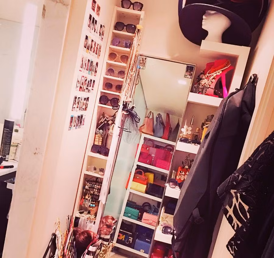 Cô tiểu thư cũng dự định sắm một chiếc tủ khác để chứa hết những món đồ hàng hiệu này.