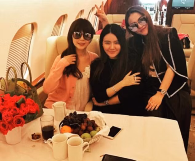 Trong khi đó, Christina Lee lại khiến hàng nghìn người ghen tỵ khi đăng ảnh đi du lịch bằng phi cơ riêng với hai người bạn thân.