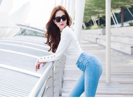 Ngọc Trinh khoe body chuẩn với trang phục "nửa kín nửa hở"