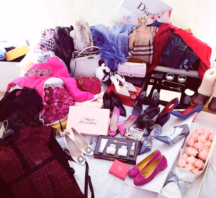 Weymi Cho (21 tuổi) lại khuyên 18.700 người theo dõi trên Instagram không nên làm thực tập sinh tại một trung tâm mua sắm, kèm theo bức ảnh của nhiều món đồ mang thương hiệu nổi tiếng như Burberry, Kenzo, Agent Provocateur và Dior.