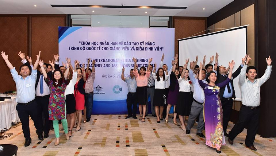 “Từ nước Úc thân yêu, ta được thêm những kỹ năng mềm…Cảm ơn người cho ta tri thức, để ta còn nghĩ tới tương lai…” những lời ca trìu mến cất lên từ trái tim của các học viên trong buổi tổng kết - trao chứng chỉ khóa học. “Từ nước Úc thân yêu, ta được thêm những kỹ năng mềm…Cảm ơn người cho ta tri thức, để ta còn nghĩ tới tương lai…” những lời ca trìu mến cất lên từ trái tim của các học viên trong buổi tổng kết - trao chứng chỉ khóa học.