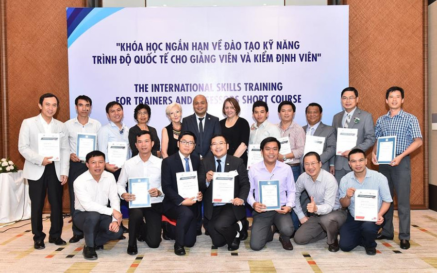 Các học viên nhận chứng chỉ hoàn thành khóa học chụp hình lưu niệm cùng khách mời Các học viên nhận chứng chỉ hoàn thành khóa học chụp hình lưu niệm cùng khách mời