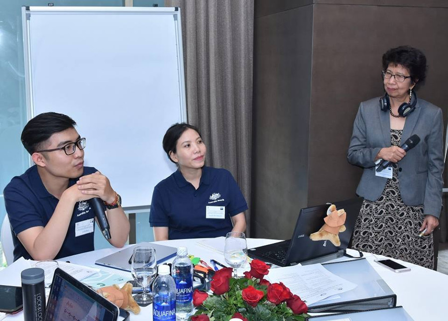 24 giảng viên của các trường cao đẳng nghề và cán bộ đào tạo của các doanh nghiệp logisitcs đã được trang bị kiến thức về đào tạo dựa trên năng lực thực hiện, kỹ năng đánh giá và được nhận chứng chỉ quốc tế. Ảnh: Giảng viên và học viên trong phần thảo luận 24 giảng viên của các trường cao đẳng nghề và cán bộ đào tạo của các doanh nghiệp logisitcs đã được trang bị kiến thức về đào tạo dựa trên năng lực thực hiện, kỹ năng đánh giá và được nhận chứng chỉ quốc tế. Ảnh: Giảng viên và học viên trong phần thảo luận