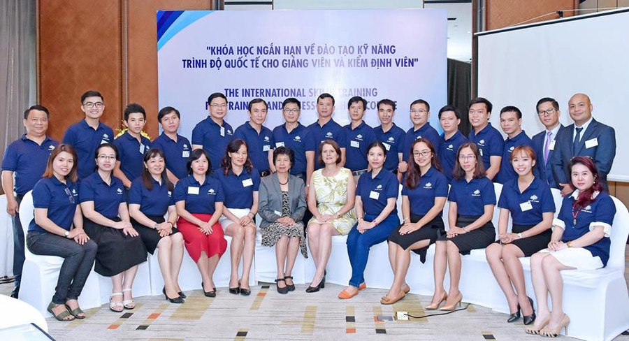 Đại học Công nghệ Queensland và Trường dạy nghề Queensland đồng tổ chức khóa học 3 tuần của Chương trình Học bổng Chính phủ Australia ngắn hạn này. Ảnh: Các học viên chụp ảnh lưu niệm ngày khai mạc khóa học Đại học Công nghệ Queensland và Trường dạy nghề Queensland đồng tổ chức khóa học 3 tuần của Chương trình Học bổng Chính phủ Australia ngắn hạn này. Ảnh: Các học viên chụp ảnh lưu niệm ngày khai mạc khóa học