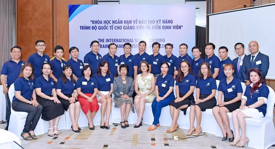 Đại học Công nghệ Queensland và Trường dạy nghề Queensland đồng tổ chức khóa học 3 tuần của Chương trình Học bổng Chính phủ Australia ngắn hạn này. Ảnh: Các học viên chụp ảnh lưu niệm ngày khai mạc khóa học