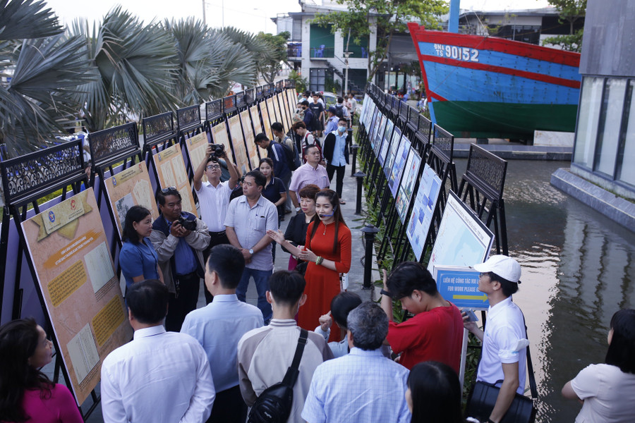 Triển lãm "Đà Nẵng nhìn từ biển qua Di sản tư liệu thế giới châu bản triều Nguyễn" diễn ra từ ngày 24/3 đến hết ngày 31/3 tại Nhà Trưng bày Hoàng Sa (Đà Nẵng).