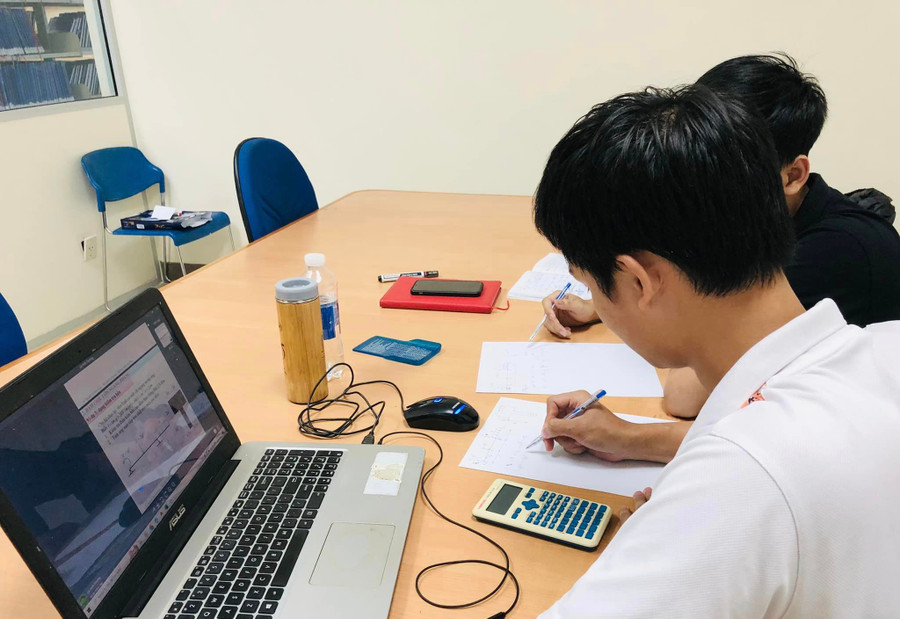 Với những câu hỏi khó, các sinh viên là mentor sẽ trao đổi lại với giảng viên để giải đáp cho bạn học vào những giờ tự học tiếp theo. Với những câu hỏi khó, các sinh viên là mentor sẽ trao đổi lại với giảng viên để giải đáp cho bạn học vào những giờ tự học tiếp theo.