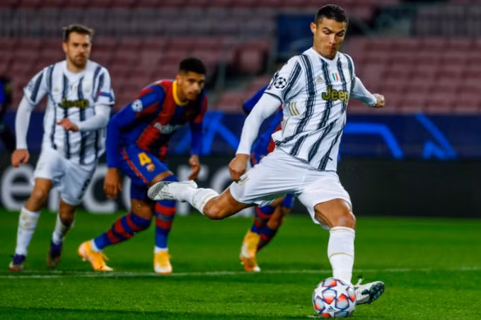 Ronaldo tỏa sáng với cú đúp bàn thắng vào lưới Barcelona.