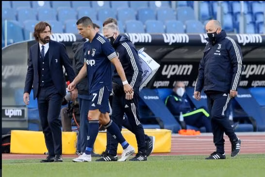 Ronaldo tập tễnh rời sân trong hiệp 2.