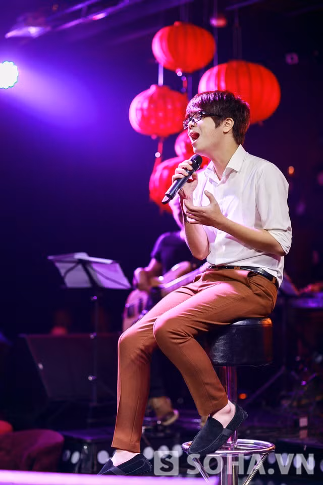 Có rất nhiều người thích nghe Bùi Anh Tuấn hát nhưng không phải ai cũng để ý Bùi Anh Tuấn mỗi khi lên sân khấu rất ngại đứng. Tuấn chỉ thích ngồi, đó là trạng thái thoải mái nhất đối với anh nhưng lại là nỗi đau đầu của quản lý. Chẳng ai biết rằng trước khi Tuấn lên sân khấu, quản lý của anh nhiều lần nhắc nhở: Đừng ngồi nhiều quá, trong khi anh liên tục lắc đầu: Em quen rồi để rồi sau đó đối phương phải đầu hàng: Thôi được rồi, đứng bài đầu đi rồi sau muốn ngồi như thế nào cũng được.