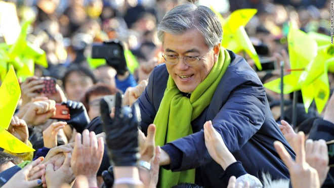 Người dân rất yêu thích các chiến dịch vận động tranh cử: Trên những đường phố nhộn nhịp của Jeju và Busan, bạn có thể bắt gặp những nhóm người vận động tranh cử cầm biển và phát tờ rơi. Các xe gắn loa phát thông điệp tranh cử qua lại trên phố. Thậm chí các ứng viên còn tới tận quán ăn, trò chuyện với các du khách bằng tiếng Anh. Người dân rất yêu thích các chiến dịch vận động tranh cử: Trên những đường phố nhộn nhịp của Jeju và Busan, bạn có thể bắt gặp những nhóm người vận động tranh cử cầm biển và phát tờ rơi. Các xe gắn loa phát thông điệp tranh cử qua lại trên phố. Thậm chí các ứng viên còn tới tận quán ăn, trò chuyện với các du khách bằng tiếng Anh.