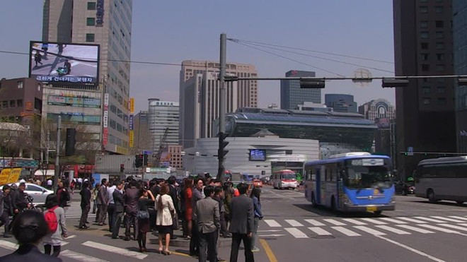 Người đi bộ tuyệt đối tuân thủ luật giao thông: Khách bộ hành sẽ không sang đường nếu không có chưa có đèn báo. Dù đường có vắng tới mức nào, họ vẫn kiên nhẫn đợi đèn tín hiệu. Người đi bộ tuyệt đối tuân thủ luật giao thông: Khách bộ hành sẽ không sang đường nếu không có chưa có đèn báo. Dù đường có vắng tới mức nào, họ vẫn kiên nhẫn đợi đèn tín hiệu.